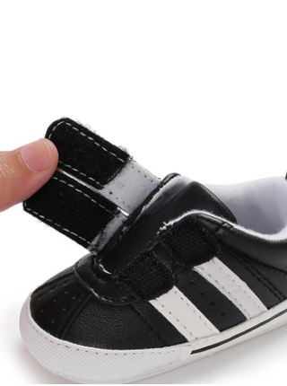 Спортивные пинетки-кроссовки для младенца на липучках 
